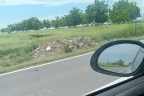Istovaren šut u kanal na ulazu u Bajmok