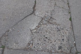 Oštećenje asfalta na parkingu (ulica Sekereš Lasla)