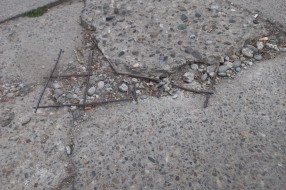 Oštećenje asfalta na parkingu (ulica Sekereš Lasla)