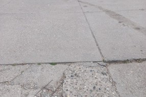 Oštećenje asfalta na parkingu (ulica Sekereš Lasla)