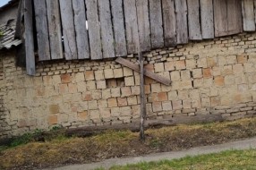 Ruševni objekat preti da se sruši na trotoar