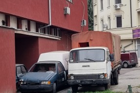 Otpad automobila u srcu Subotice (pored hotela Patrija)