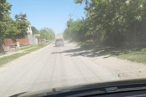 Širina puta i rupe u ulici Proleterskih brigada