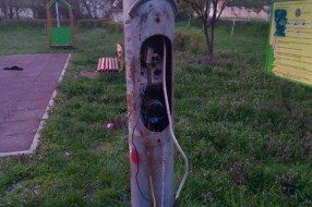 Opasan stub rasvete na dečjem igralištu u Aleksandrovu