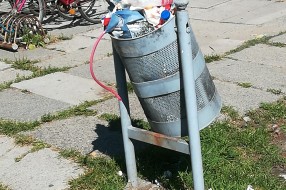Pune kante za smeće na Paliću