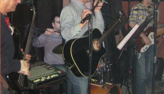 "Superakustik" bend na živo