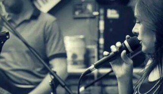 Akustična svirka: A girl between maniacs