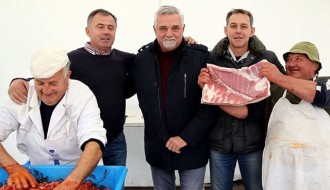 Zimski doručak sa ukusom kuvanog vina, čvaraka i još po nečega