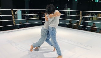 Plesni performans "Right for Fight" umetnice Ane Adam