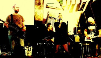 Akustična svirka: A Girl Between Maniacs