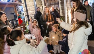 Novogodišnja čarolija ispred "Fabrika" burger bara