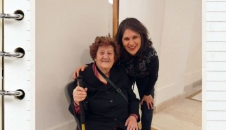 U 93. godini kročila pred novu pozorišnu scenu: učiteljica Zora emotivna na susretu sa bivšim učenicima, ispratila "Sabirni centar"