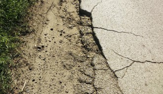 Oštećen kolovoz u Mačvanskoj ulici