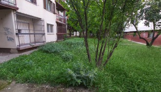 Košenje trave na javnoj površini u trouglu ulica Miloša Crnjanskog, Save Kovačevića i Hrastovoj