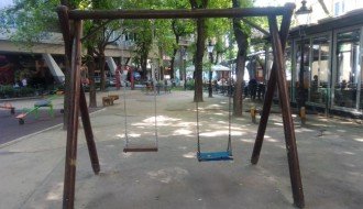 Polomljena ljuljaška u centru kod Maksija