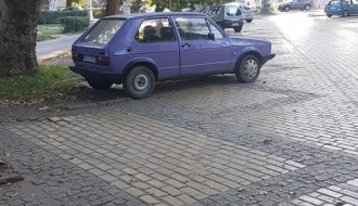 Nepropisno parkirano vozilo kod Idee na Paliću