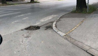 Udarna rupa na uglu Đure Đakovića i Vase Stajića