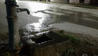 Voda na česmi kod Majšanskog mosta duže vreme neprekidno teče
