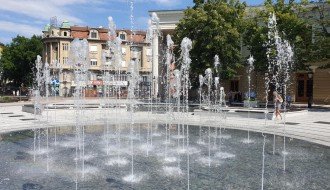 Nepravilan rad mlaznica na parternoj fontani, Plava fontana bez podvodnog osvetljenja