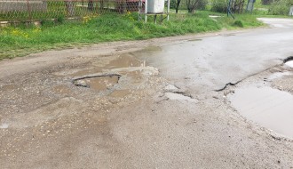 Udarna rupa na putu prema školi i vriću (Gornji Tavankut)