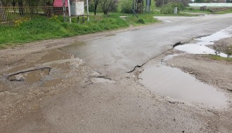 Udarna rupa na putu prema školi i vriću (Gornji Tavankut)