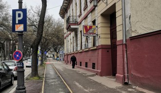 Rupa na biciklističkoj stazi ispred zgrade Vojputa