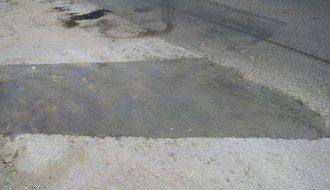 Nedovršeni i neobeleženi radovi na putu (Ulica Jovana Mikića)