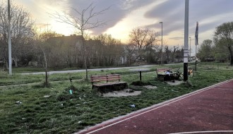 Nedostatak kante za smeće na košarkaškom terenu u Aleksandovu