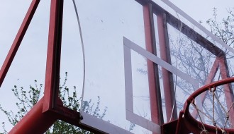 Polomljeni koševi na igralištu kod Nirvane