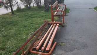 Vandalizam nad klupama na početku Ulice braće Radić (Tokio)