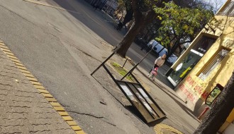 Reklamni stalak pada kada dune jači vetar