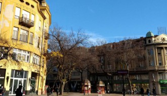 Reklamni stalak pada kada dune jači vetar