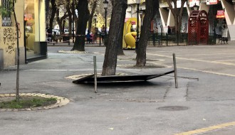 Reklamni stalak pada kada dune jači vetar