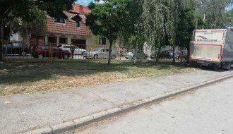 Na Kvantaškoj pijaci smeće i nepokošena trava