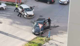 Opasna raskrsnica na uglu Kumičićeve i Matije Gubca (česte saobraćajke)