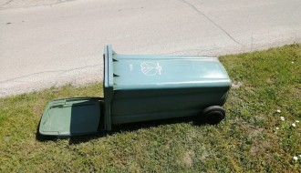 Bacanje kanti za otpatke nakon pražnjenja