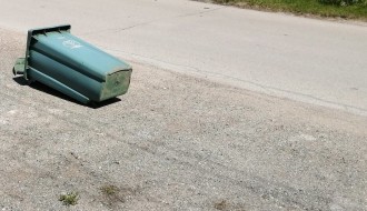 Bacanje kanti za otpatke nakon pražnjenja