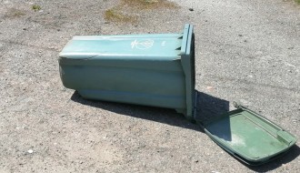 Bacanje kanti za otpatke nakon pražnjenja