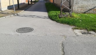 Saobraćajni znak za slepu ulicu na početku Ulice Žarka Vasiljevića