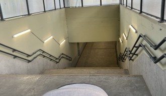 Kako preći prugu kolicima u podzemnom prolazu? Lift ne radi