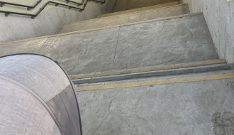 Kako preći prugu kolicima u podzemnom prolazu? Lift ne radi