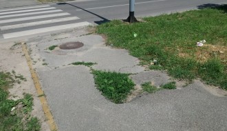 Rupa na stazi, ugao Bajskog i Karadjordjevog puta.