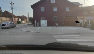 Parking na pešačkoj stazi (ugao Gundulićeve i Marka Oreškovića)