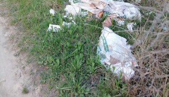 Smeće na letnjem putu koji ide prema Industrijskoj zoni