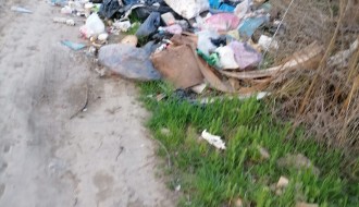 Smeće na letnjem putu koji ide prema Industrijskoj zoni