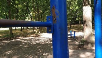 Oštećena sprava za vežbanje u Dudovoj šumi