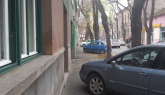 Parkiranje na pešačkoj stazi (ulica Sečenji Ištvana)