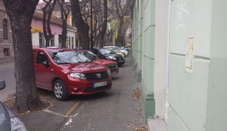 Parkiranje na pešačkoj stazi (ulica Sečenji Ištvana)