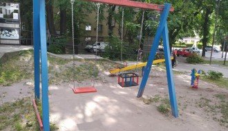 Igralište kod dispanzera u lošem stanju