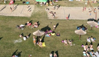 Plaža uz jezero bez kabina za presvlačenje